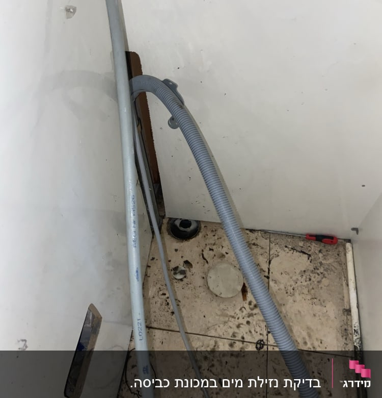 צינורות פלסטיק על רצפה מלוכלכת עם כלי עבודה